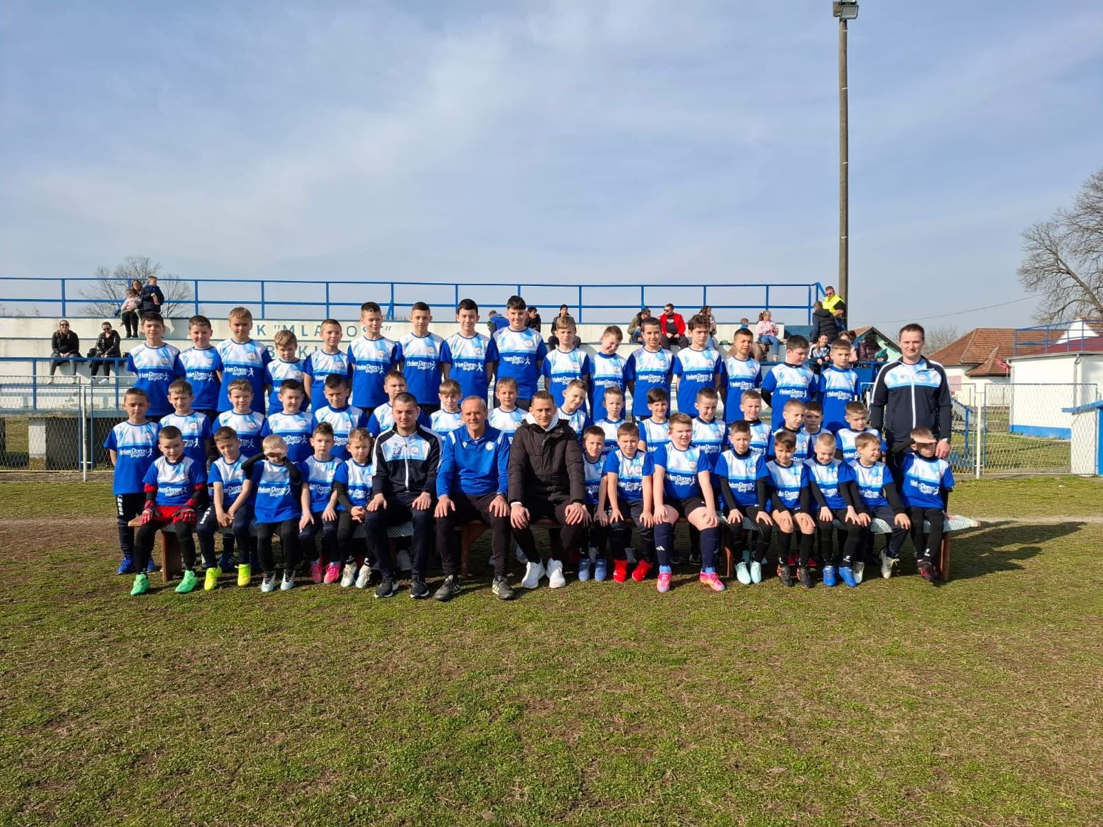 Pročitajte više o članku Helen Doron English Virovitica darovala majice mladim nogometašima!